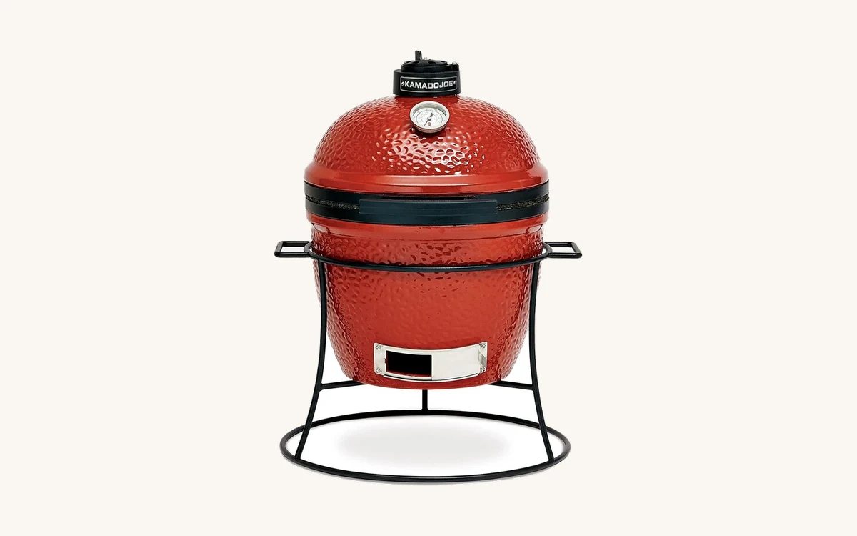Kamado Joe de cerámica refractaria roja con termómetro en la tapa y soporte metálico